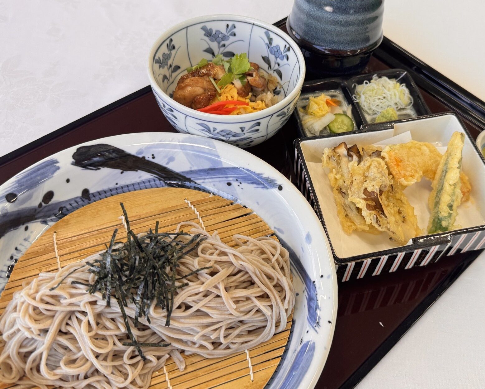 舞茸天蕎麦と鶏おこわ