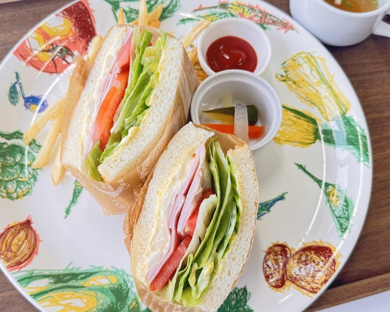 自家製ハムとレタスのサンドウィッチ