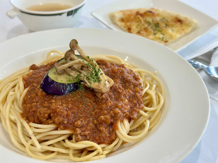 パスタボロネーゼとツナスライスピザ