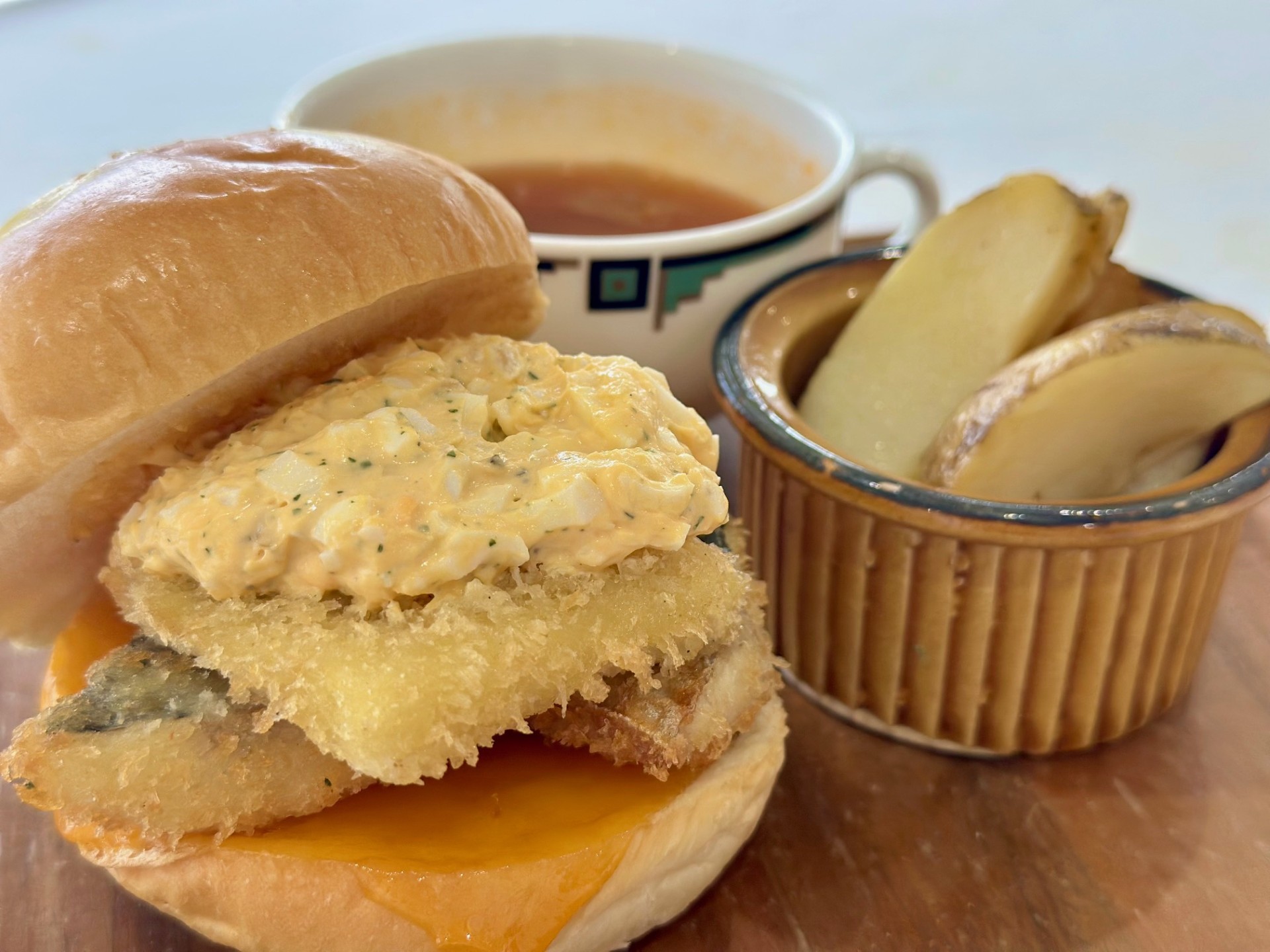 鯵・白身魚ムースフライのフィッシュバーガー