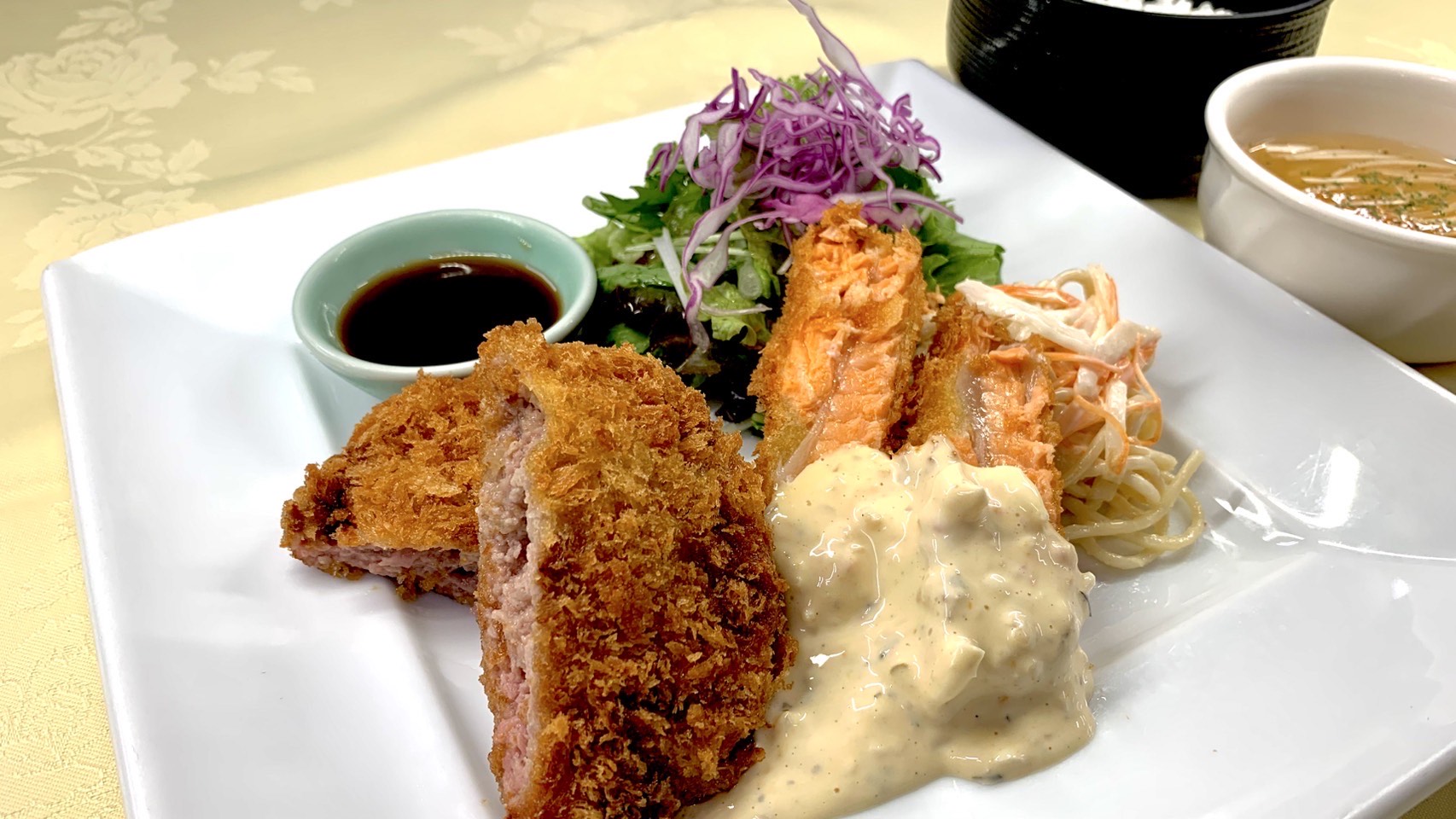 ミンチカツとサーモンフライのランチ