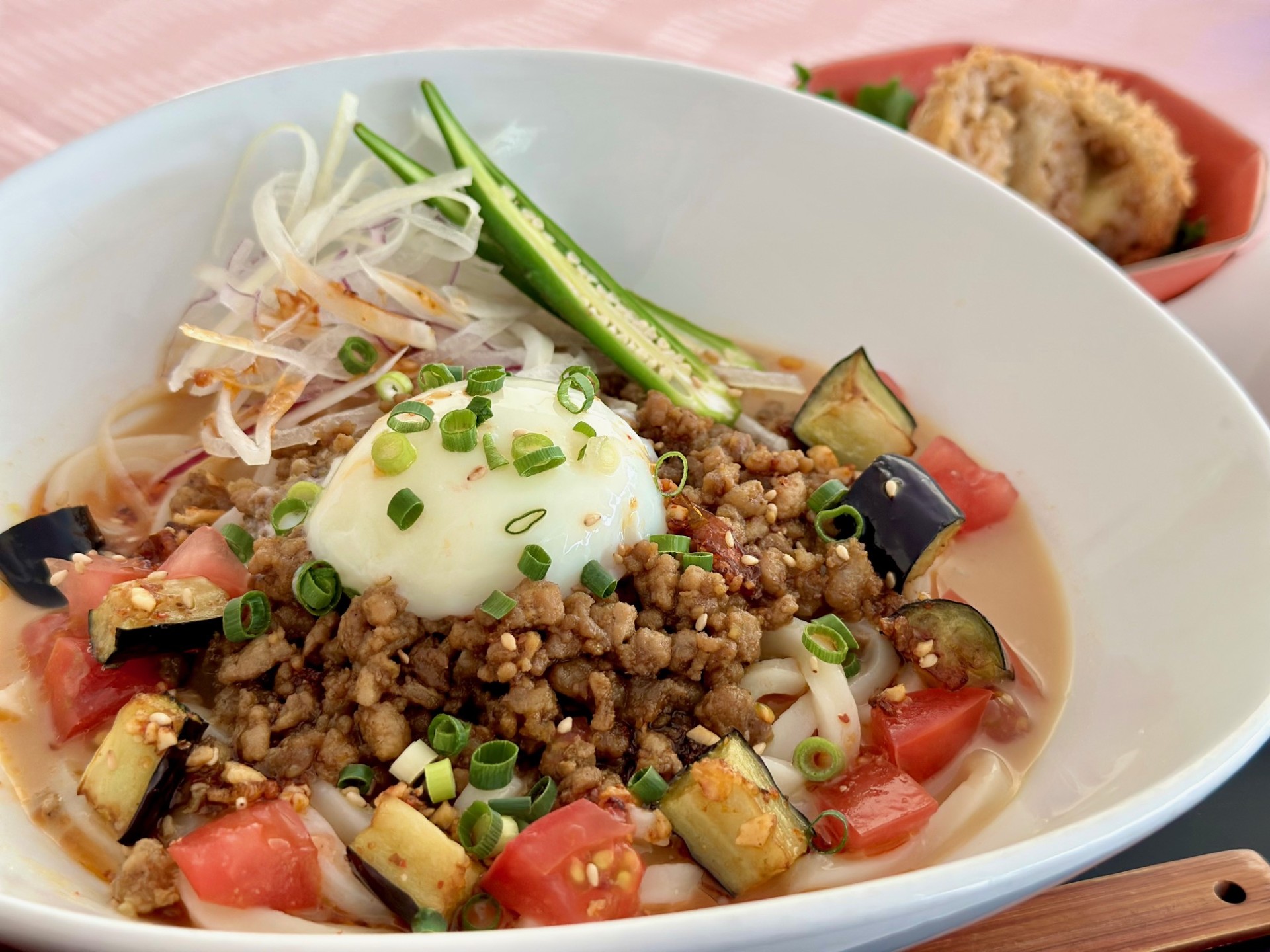 冷やしカレー坦々うどん  ～ライスコロッケ添え～