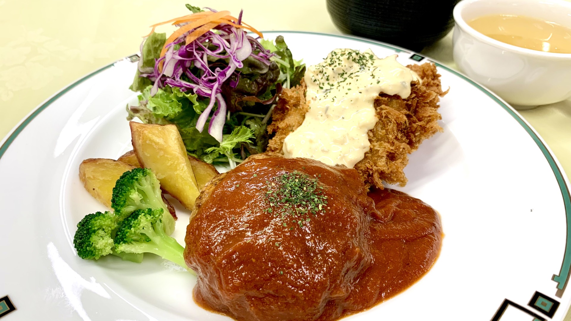 ハンバーグとチキンカツのコンビランチ