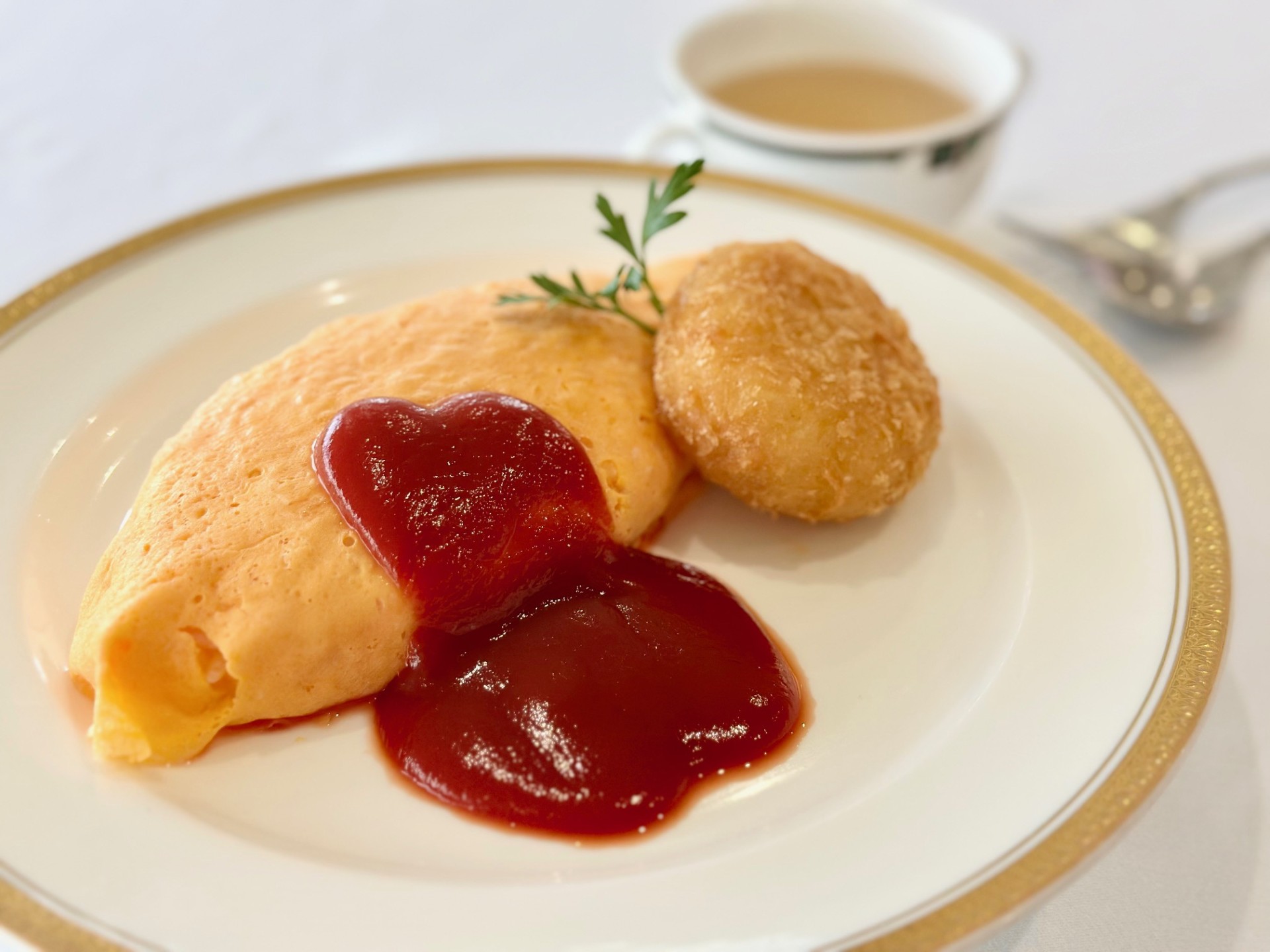 昔ながらのオムライスとコーンクリームコロッケ