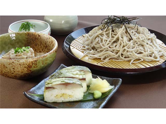 ニシンと数の子の親子寿司と肉おろし蕎麦