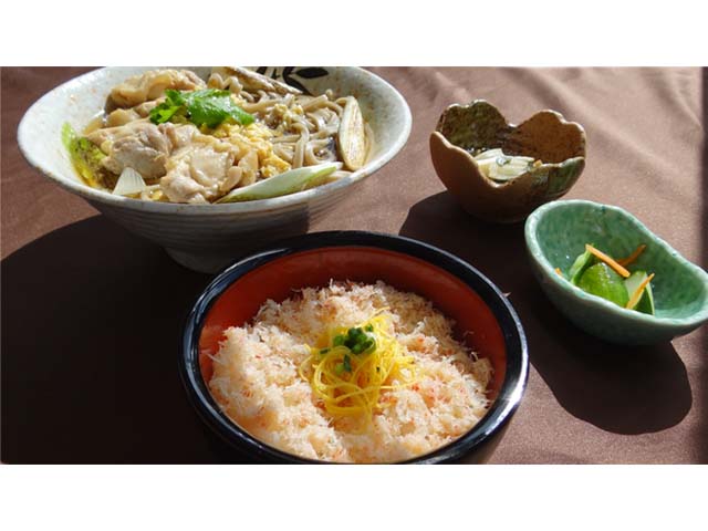 “オススメ”知床鶏の親子蕎麦とミニかに飯セット