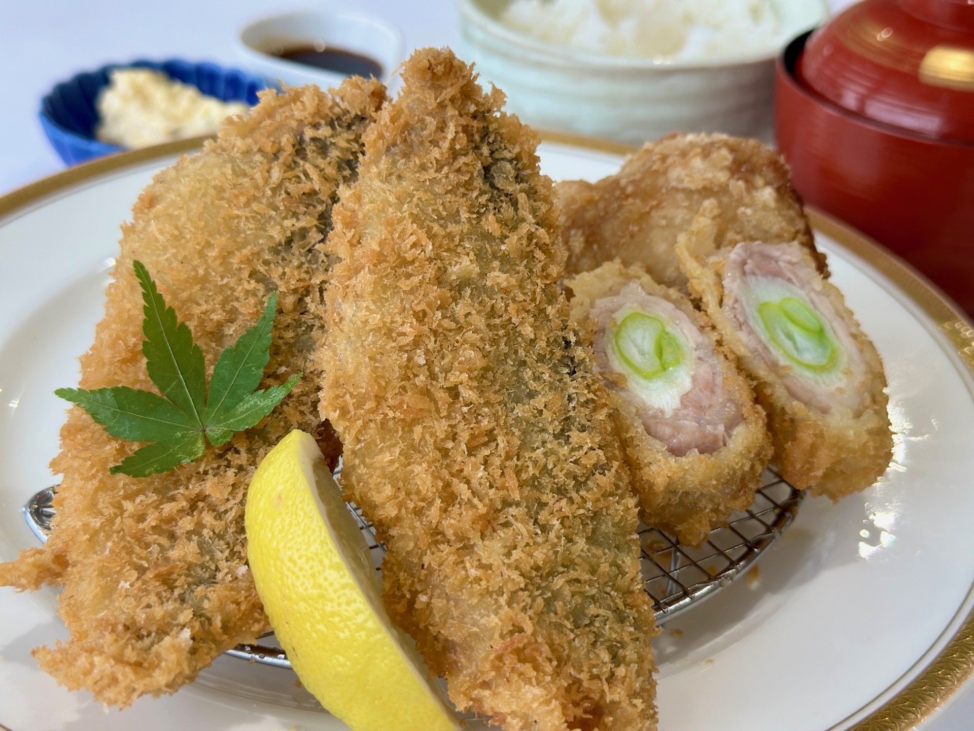 鯵、鶏の唐揚げ、肉巻き長葱フライ定食