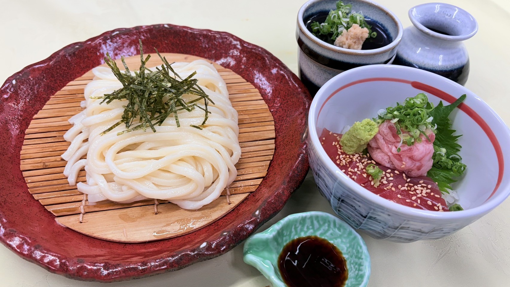 ざるうどんとミニ鮪丼