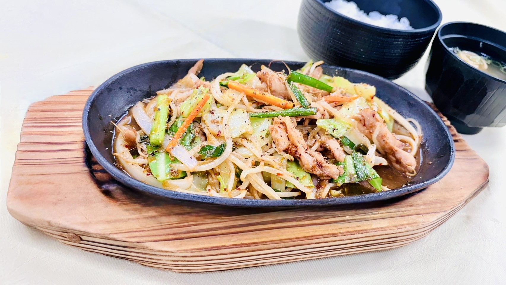 鶏せせりと野菜のスタミナ鉄板定食