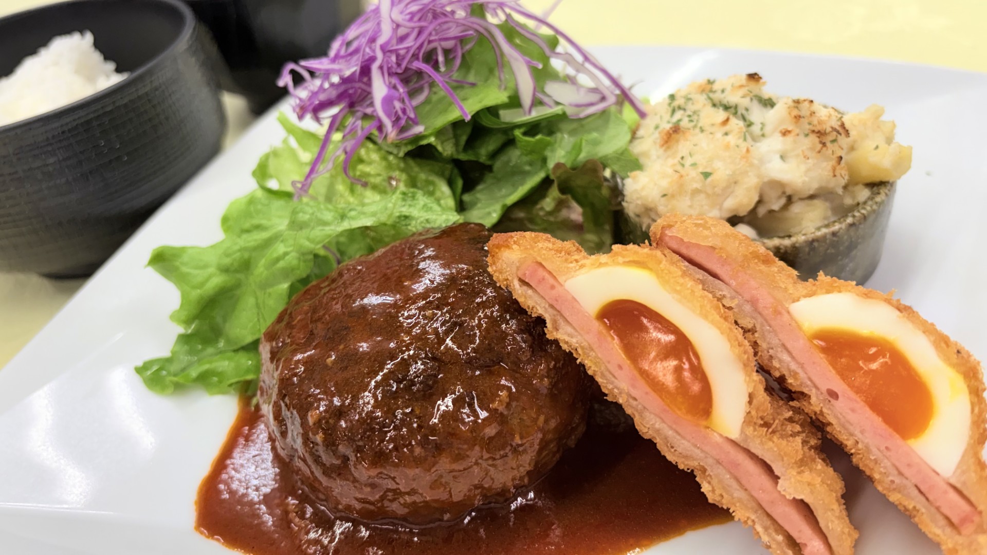 粗挽きハンバーグとハムエッグフライランチ