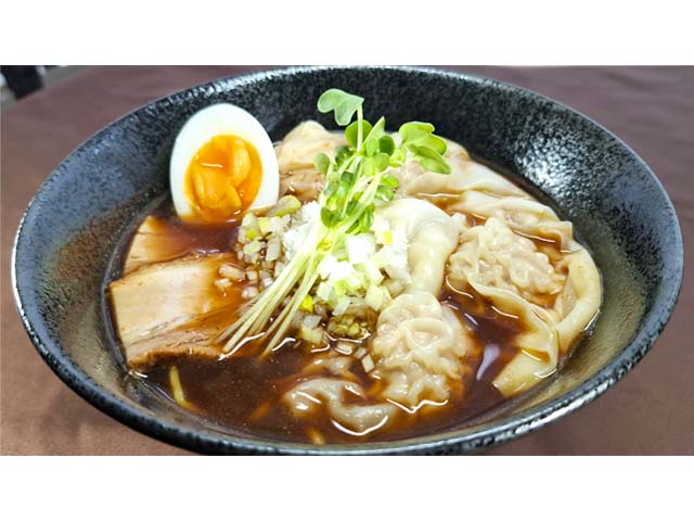 <center>手作りワンタン煮干し中華そば</center>